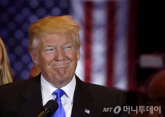 Republican U.S. presidential candidate Donald Trump smiles as he speaks at the start of a campaign victory party after rival candidate Senator Ted Cruz dropped after the race for the Republican presidential nomination, at Trump Tower in Manhattan, New York, U.S., May 3, 2016. REUTERS/Lucas Jackson TPX IMAGES OF THE DAY