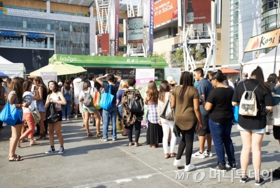 미국 로스앤젤레스 스테이플센터에서 열린 '케이콘 2016 LA' 행사장 앞에 마련된 푸드트럭과 부스. CJ푸드빌이 운영하는 '비비고' 푸드트럭에는 비빔밥을 맛보려는 고객들이 하루종일 줄을 섰다./사진제공=CJ그룹