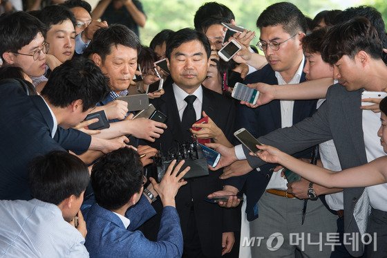 넥슨 비상장 주식을 이용, 100억원대 시세차익을 올려 논란이 된 진경준 검사장(49·법무연수원 연구위원)이 14일 서울 서초구 중앙지검에 출석, 취재진 질문에 눈을 감고 있다. '진경준 주식대박' 사건을 수사 중인 이금로 특임검사팀은 이날 오전 진 검사장을 피의자 신분으로 소환했다. 진 검사장은 김정주 NXC(넥슨 지주회사) 대표(48)의 편의를 봐주고, 넥슨 비상장 주식을 받아 126억원의 '주식 대박'을 쳤다는 혐의를 받고 있다. 또, 진 검사장은 한진그룹에 대한 수사 무마를 해주는 대가로 처남 강모씨(46)명의의 청소 용역업체가 그룹 계열사로부터 일감을 몰아받게 해줬다는 의혹도 받고 있다. 2016.7.14/뉴스1 <저작권자 © 뉴스1코리아, 무단전재 및 재배포 금지>