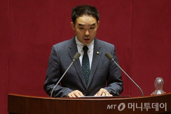 채이배 국민의당 의원이 4일 서울 여의도 국회 본회의장에서 열린 20대 국회 첫 경제분야 대정부질문에서 모두 발언을 하고 있다. 2016.7.4/뉴스1 <저작권자 © 뉴스1코리아, 무단전재 및 재배포 금지>