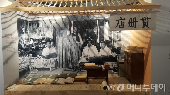 국립중앙도서관의 이번 전시회에선 당대 세책점과 저잣거리를 재현해 조선 후기의 분위기를 느낄 수 있도록 했다. /사진=박다해 기자