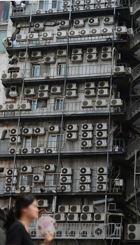 서울 용산구 한강로의 한 건물 외벽 모습. /사진=뉴스1