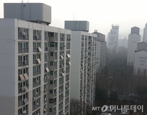 아파트 단지 내 미니태양광 발전 설비를 설치한 성남시 목련마을 1단지/사진제공=성남시