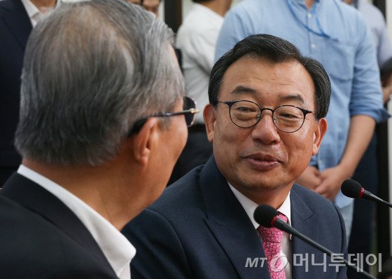 이정현 신임 새누리당 대표가 10일 서울 여의도 국회 더불어민주당 대표실을 찾아 김종인 비상대책위 대표와 대화를 나누고 있다. 2016.8.10/뉴스1 <저작권자 © 뉴스1코리아, 무단전재 및 재배포 금지>