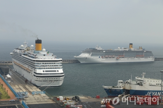 지난 4일 제주항에 정박중인 크루즈선박. 전용 부두가 1곳 밖에 없어 한 척은 제주항 서방파제에 임시로 접안해 있다. /사진=김민우 기자