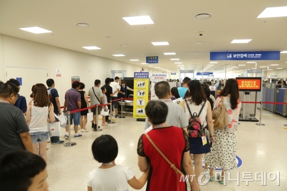 지난 4일 제주항 국제크루즈 터미널. 중국인 관광객들이 출국수속을 밟고 있다./사진=김민우 기자