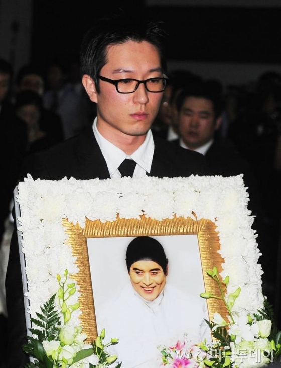 2010년 8월15일 서울대학교 병원 장례식장에서 향년 75세로 세상을 떠난 앙드레 김의 발인식이 열렸다.