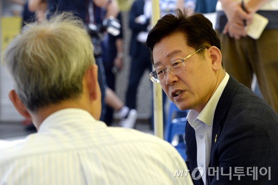 이재명 성남시장이 7월28일 오후 서울 광화문 광장에서 세월호 참사 진상규명 조사활동 보장을 위한 단식농성을 이틀째 이어가고 있는 이석태 세월호 특조위원장을 만나 대화하고 있다. 2016.7.28/뉴스1