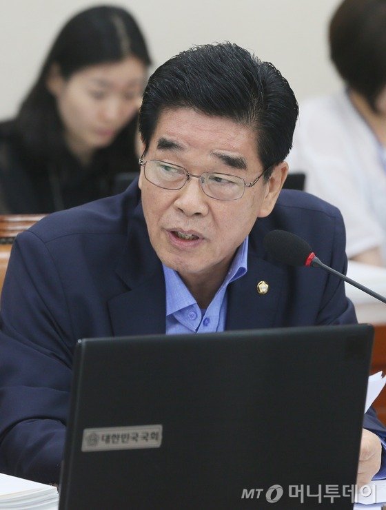 문진국 새누리당 의원이 27일 서울 여의도 국회에서 열린 환경노동위원회 전체회의에서 윤성규 환경부 장관에게 미세먼지 관련 질의를 하고 있다. 2016.6.27/뉴스1  <저작권자 © 뉴스1코리아, 무단전재 및 재배포 금지>