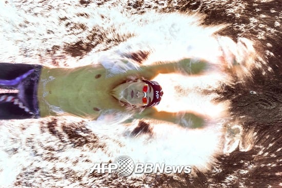 펠프스의 약혼녀 니콜 존슨과 아들 부머가 13일(현지시간) 리우 올림픽 남자 400m 혼계영 결승 경기를 지켜보고 있다./AFPBBNews=뉴스1