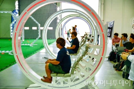 16일 오전 DJI코리아 드론 파일럿들이 경기 용인 DJI 아레나 내부 조종석에 앉아 드론 비행을 시연하고 있다. /사진=DJI코리아