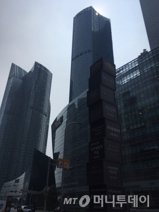 부산 해운대구 우동 아이파크와 두산위브더제니스 등 초고층 아파트들이 줄지어 늘어선 모습./@신희은 기자.