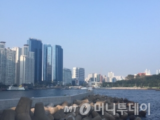 부산 해운대구 바닷가 인근에 늘어선 아파트 전경./@신희은 기자.