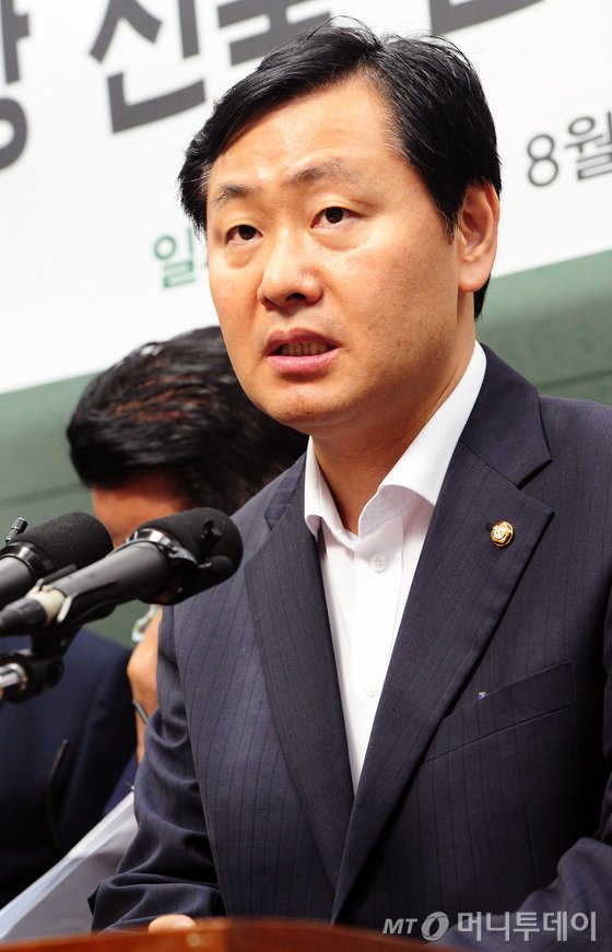 10일 오전 전북 전주시 전북도의회에서 김관영 의원이 현장 비상대책위원회 기자회견 중 새만금리조트 관련 발언을 하고 있다.2016.8.10/뉴스1 <저작권자 © 뉴스1코리아, 무단전재 및 재배포 금지>