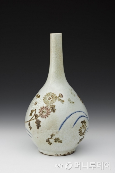 전인건 간송미술문화재단 사무국장이 간송미술관 소장품 가운데 예술적 가치가 높고 개인적으로 애착이 가는 작품으로 꼽은 '백자청화철채동채초충난국문병'(국보제294호). /사진제공=간송미술문화재단