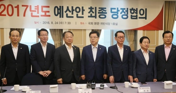 김광림 새누리당 정책위의장과 유일호 경제부총리 겸 기획재정부 장관 등이 24일 서울 여의도 국회 귀빈식당에서 열린 '2017년도 예산안 최종 당정협의'에 참석하고 있다. 왼쪽부터 추경호, 김상훈 새누리당 의원, 유일호 부총리, 김광림 정책위의장, 김도읍 원내수석부대표, 주광덕 예결위 간사, 이현재 기재위 간사./사진=뉴스1