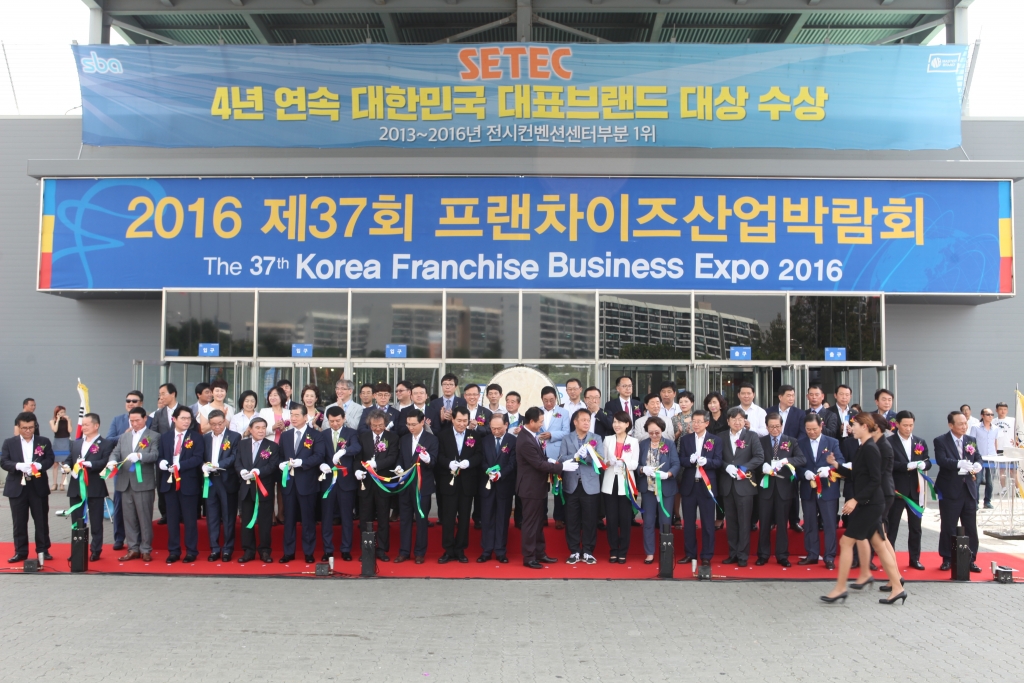 25일 서울 강남 학여울역 세텍에서 열린 제 27회 프랜차이즈창업박람회개막식에 참여 한 조동민 한국프랜차이즈협회장 등 협회 임원진과 참가사 대표, 정관계 인사들이 박람회 개막을 알리는 테이프 커팅을 하고 있다. / 사진=한국프랜차이즈산업협회