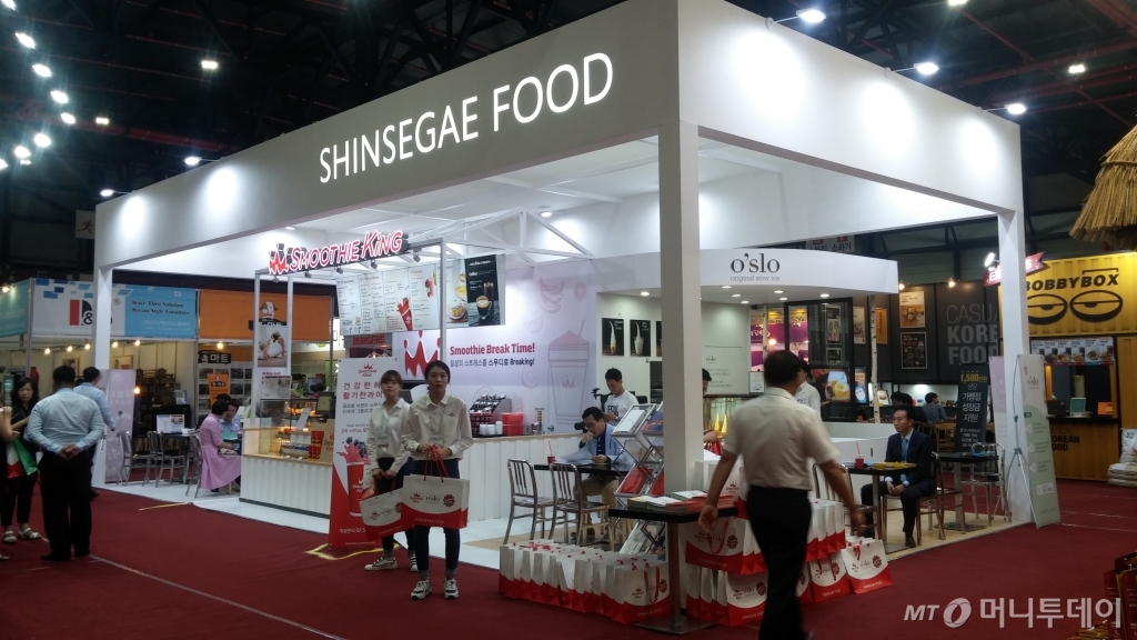 25일 서울 강남구 학여울역 세텍에서 열린 프랜차이즈산업박람회를 찾은 관람객들이 신세계푸드의 스무디킹, 오슬로 부스를 둘러보고 있다 / 사진=민동훈 기자