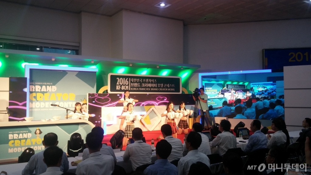 25일 서울 강남구 학여울역 세텍에서 열린 프랜차이즈산업박람회 부대행사 '크리에이터 모델 선발대회 참가자들이 경연을 펼치고 있다./사진=민동훈