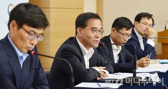 이찬우 기획재정부 제2차관이 25일 오후 서울 종로구 외교부청사에서 '가계부채 현황 및 관련방향 브리핑'을 하고 있다.이날 브리핑에서는 경제 뇌관으로 꼽히는 '가계부채' 급증을 막기 위해 택지공급 축소, 분양보증 심사 등을 강화키로 하는 등의 내용이 다뤄졌다. 2016.8.25/뉴스1 <저작권자 © 뉴스1코리아, 무단전재 및 재배포 금지>