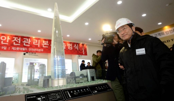 8월26일 사망한 이인원 롯데그룹 부회장. 2015/01/09 사진. 서울 송파구 롯데월드타워 & 롯데월드몰 홍보관에서 열린 제2롯데월드 안전관리본부 출범식 및 첫 회의를 마친 뒤 안전 관리 결의대회를 위해 안전모와 안전화를 착용한 후 이동하고 있다.