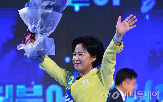 추미애 더불어민주당 신임 당대표가 27일 오후 서울 송파구 방이동 올림픽공원 체조경기장에서 열린 더불어민주당 당대표 선출을 위한 제2차 정기 전국대의원대회에서 당대표로 선출 된 뒤 당원들에게 손을 흔들고 있다. 2016.8.27/뉴스1 <저작권자 © 뉴스1코리아, 무단전재 및 재배포 금지>