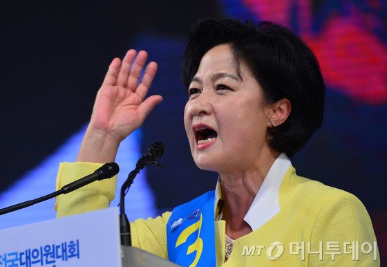 추미애 더불어민주당 신임 당대표가 27일 오후 서울 송파구 방이동 올림픽공원 체조경기장에서 열린 더불어민주당 당대표 선출을 위한 제2차 정기 전국대의원대회에서 당대표로 선출 된 뒤 수락연설하고 있다. 2016.8.27/뉴스1 <저작권자 © 뉴스1코리아, 무단전재 및 재배포 금지>