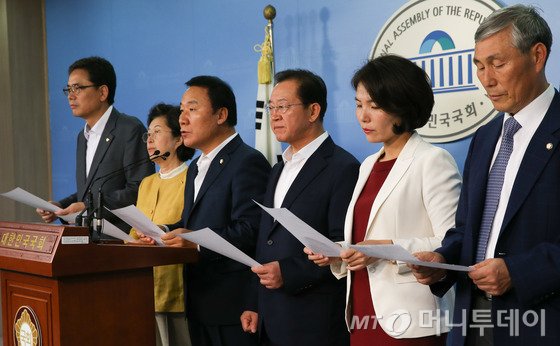 국회 교육문화체육관광위원회 염동열 새누리당 간사와 여당 의원들이 29일 서울 여의도 국회 정론관에서 2016년도 교육부 및 문화체육관광부 추경안 통과 관련 기자회견을 하고 있다. 국회 교문위는 이날 여당 소속 의원들이 모두 불참한 가운데 전체회의를 열고 2016년도 교육부 및 문화체육관광부 추경안을 통과시켰다.2016.8.29/뉴스1 <저작권자 © 뉴스1코리아, 무단전재 및 재배포 금지>