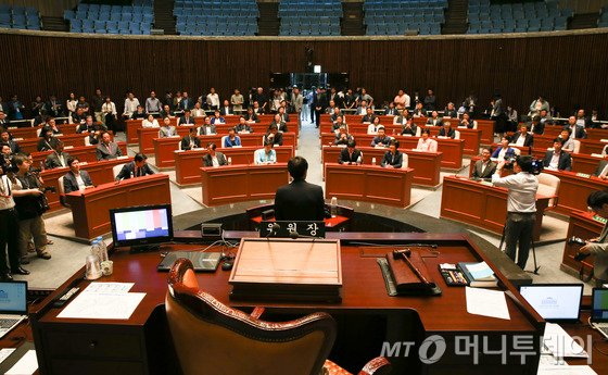 30일 서울 여의도 국회 예결위회의장에서 더불어민주당 추경안 무산 관련 의원총회가 열리고 있다.  여야는 30일 국회 예산결산특별위원회 전체회의 뒤 본회의를 열어 정부가 제출한 11조원 규모의 추가경정예산안을 처리키로 합의했으나 보육예산 항목에서 이견을 좁히지 못해 결국 이날 오전 8시로 예정됐던 예결위가 무산됐다. 2016.8.30/뉴스1  <저작권자 © 뉴스1코리아, 무단전재 및 재배포 금지>