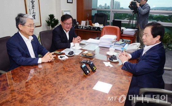 30일 서울 여의도 국회 의원회관에서 여야 3당 예결위 간사가 회동을 하고 있다. 왼쪽부터 새누리당 주광덕, 국민의당 김동철, 더불어민주당 김태년. 2016.8.30/사진=뉴스1