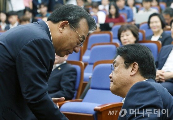 이정현 새누리당 대표와 정진석 원내대표가 31일 서울 여의도 국회에서 열린 의원총회에서 대화를 하고 있다. 2016.8.31/뉴스1 <저작권자 © 뉴스1코리아, 무단전재 및 재배포 금지>