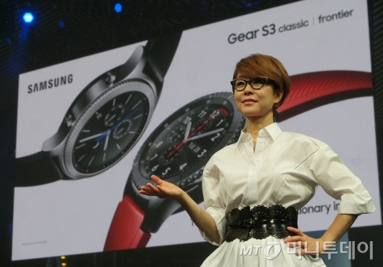 삼성전자 무선사업부 이영희 부사장이 31일(현지시간) 독일 베를린 템포드롬(Tempodrom)에서 최신 스마트워치 '기어 S3'를 소개하고 있다.
