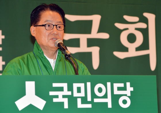 31일 서울 서초구 더케이호텔에서 열린 국민의당 2016년 정기국회 및 국정감사 대비 워크숍에서 박지원 비상대책위원장이 인사말을 하고 있다. /사진=뉴스1