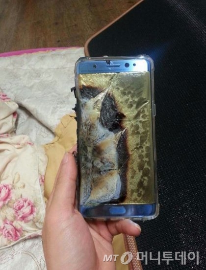 지난 24일 한 유명 커뮤니티에 올라온 폭발한 것으로 추정되는 '갤노트7' 사진.