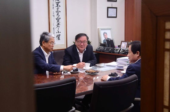30일 서울 여의도 국회 의원회관에서 여야 3당 예결위 간사가 회동을 하고 있다. 오른쪽부터 새누리당 주광덕, 더불어민주당 김태년, 국민의당 김동철./사진=뉴스1