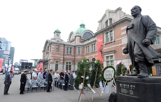 서울역 앞에 있는 강우규 의사 동상. 강우규 의사는 1919년 새로 부임하는 사이토 마코토 조선총독부 총독을 향해 폭탄을 투척했다가 붙잡혀 이듬해 서대문형무소에서 순국했다. /사진=뉴스1