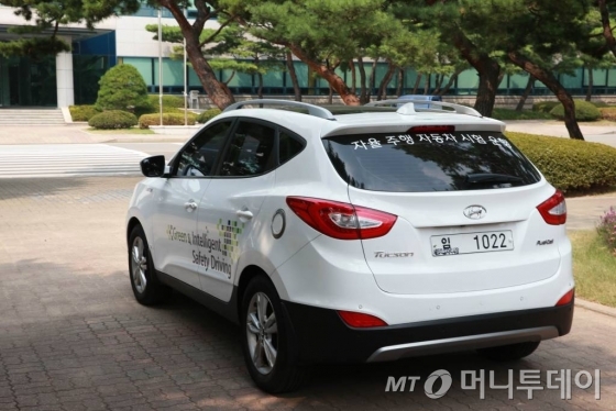 '투싼 ix 퓨얼셀' 수소연료전지차가 자율주행하는 모습./사진=현대차