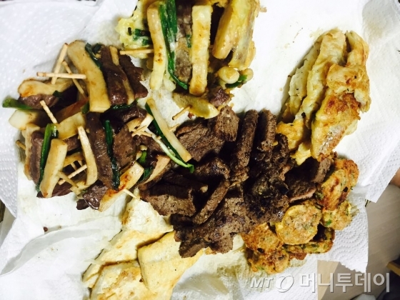 이날 차례상을 차리고 남은 전들./사진=박지윤 기자