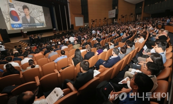 6일 오후 서울 강남구 삼성동 코엑스 오디토리움에서 열린 '2016 세계기록총회' 개막식에서 박근혜 대통령이 축하영상 메시지를 전하고있다. /사진=이기범 기자