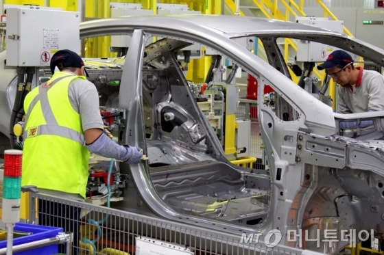 기아차 멕시코 공장에서 직원들이 의장 공정에서 작업하고 있는 모습./사진제공=기아차