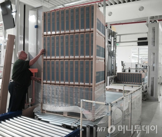 삼성전자 헝가리 생산법인에서 현지 근로자가 TV를 포장중이다/사진제공=삼성전자