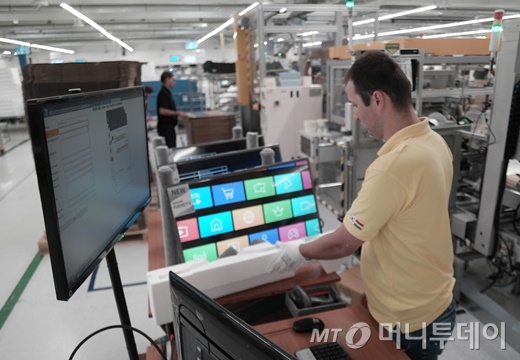 삼성전자 헝가리 생산법인에서 현지 근로자가 TV 제작 작업중이다/사진제공=삼성전자