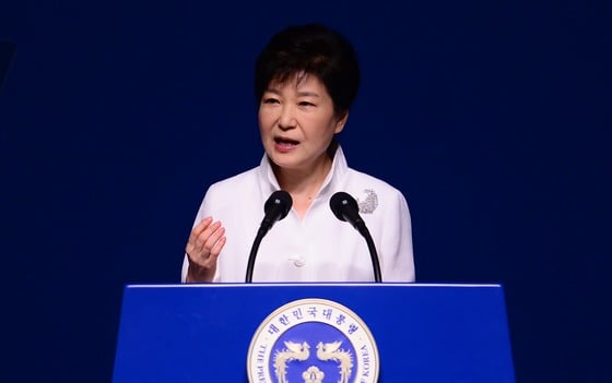 박근혜 대통령이 8월15일 서울 종로구 세종문화회관에서 열린 제71주년 광복절 경축식에서 경축사를 하고 있다./사진=뉴스1
