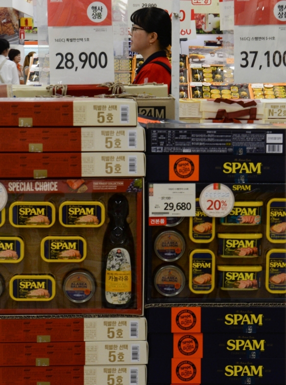 추석을 일주일 앞둔 지난 8일 오후 서울 동대문구 대형마트에 추석 선물세트가 진열돼 있다. /사진=뉴시스 방지원 인턴기자