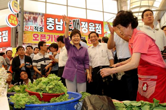 2013년 8월 인천 용현시장을 방문한 새누리당 박근혜 대통령 후보과 이학재 비서실장.