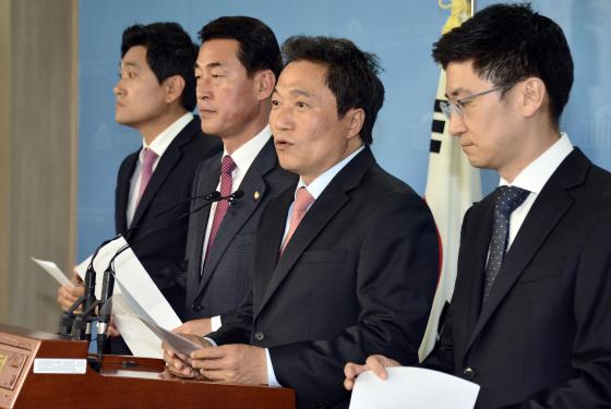 【서울=뉴시스】홍찬선 기자 = 새누리당 오신환(왼쪽부터), 황영철, 이학재, 김세연 의원이 17일 오전 서울 여의도 국회에서 새누리당 쇄신안 관련 공동성명발표를 하고 있다. 2016.04.17.