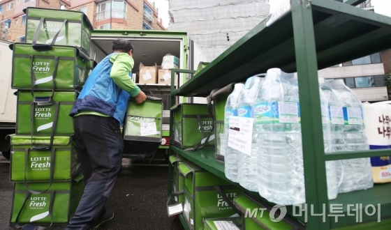 서울 노원구 롯데슈퍼 프레시센터 상계센터에서 배송기사들이 고객 주문 상품을 차량에 옮겨 싣고 있다. /사진=이동훈 기자