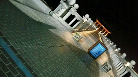 지진 여파로 경북 포항 영일교 바닥에 금이 간 모습./ 사진=독자제보