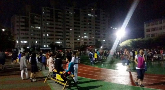 12일 경북 경주 남서쪽 9km 지점에서 발생한 규모 5.1과 5.8 규모의 지진으로 경주의 한 초등학교 운동장에 주민들이 대피해 모여 있다.2016.9.12/뉴스1
