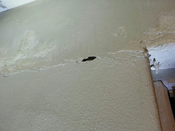 ↑ 12일 오후 7시55분께 전북 남원시 도통아파트에서 "지진으로 인해 베란다 내부 벽에 금이 갔다"는 신고전화가 소방본부에 접수돼 남원시청 등 관계당국이 조사에 나섰다. 기상청에 따르면 경북 경주에서 5.8규모의 지진이 발생했다. 2016.9.12/뉴스1